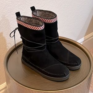 Tom’s Nepal Black Suede Moccasin Boots Size 6.5